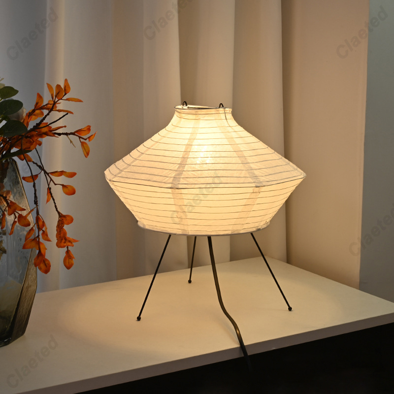 Desk Setup Japan - Japoński projektant Wabi-sabi Akari Noguchi Yong
